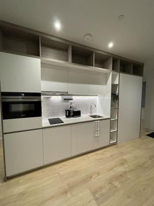 Luxx Apartment & Suites, London Heathrow Airport, Terminal 4, Piccadilly Underground Train Station Nearby! Hillingdon kerület Kültér fotó