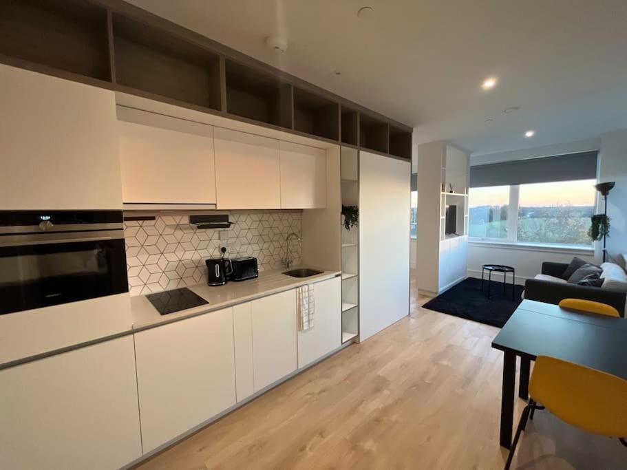 Luxx Apartment & Suites, London Heathrow Airport, Terminal 4, Piccadilly Underground Train Station Nearby! Hillingdon kerület Kültér fotó