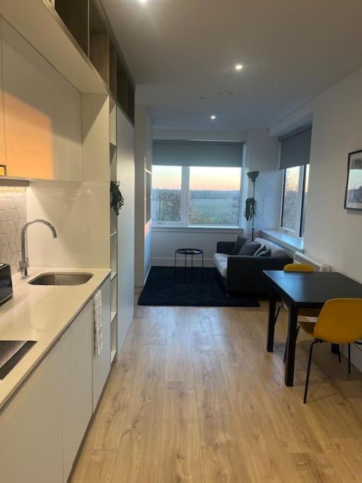 Luxx Apartment & Suites, London Heathrow Airport, Terminal 4, Piccadilly Underground Train Station Nearby! Hillingdon kerület Kültér fotó