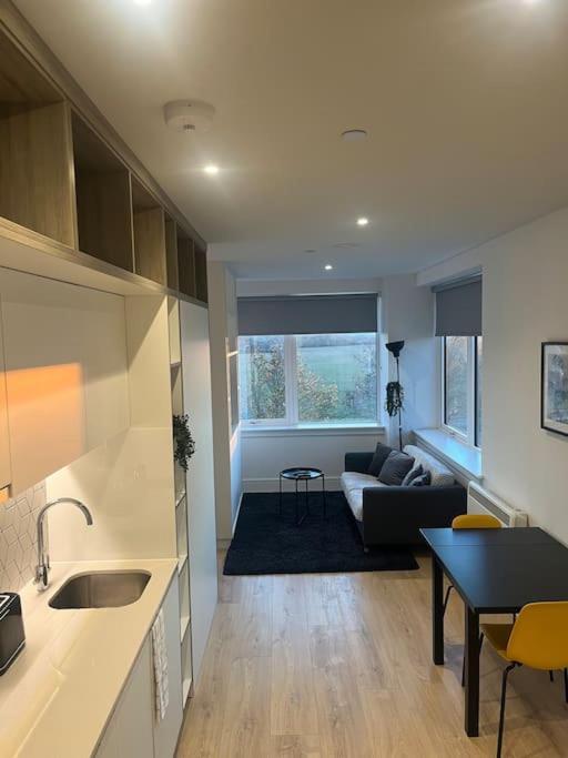 Luxx Apartment & Suites, London Heathrow Airport, Terminal 4, Piccadilly Underground Train Station Nearby! Hillingdon kerület Kültér fotó