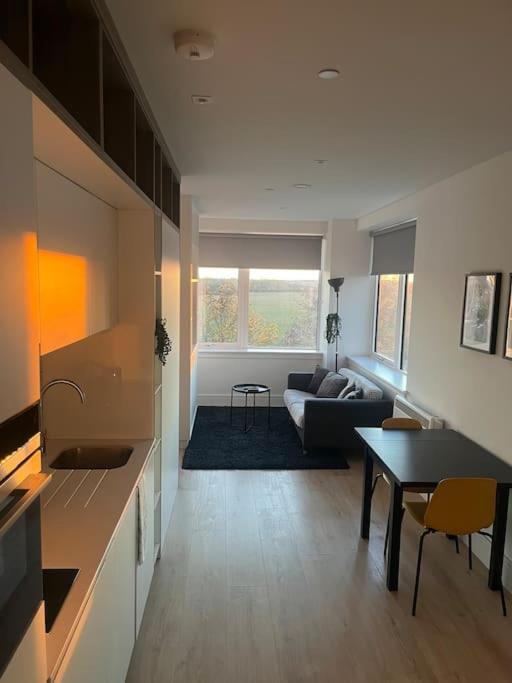Luxx Apartment & Suites, London Heathrow Airport, Terminal 4, Piccadilly Underground Train Station Nearby! Hillingdon kerület Kültér fotó
