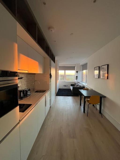 Luxx Apartment & Suites, London Heathrow Airport, Terminal 4, Piccadilly Underground Train Station Nearby! Hillingdon kerület Kültér fotó