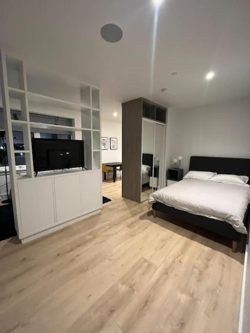 Luxx Apartment & Suites, London Heathrow Airport, Terminal 4, Piccadilly Underground Train Station Nearby! Hillingdon kerület Kültér fotó
