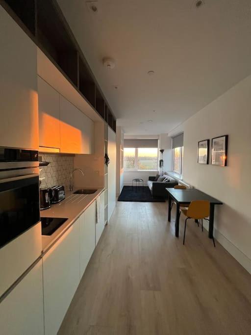 Luxx Apartment & Suites, London Heathrow Airport, Terminal 4, Piccadilly Underground Train Station Nearby! Hillingdon kerület Kültér fotó