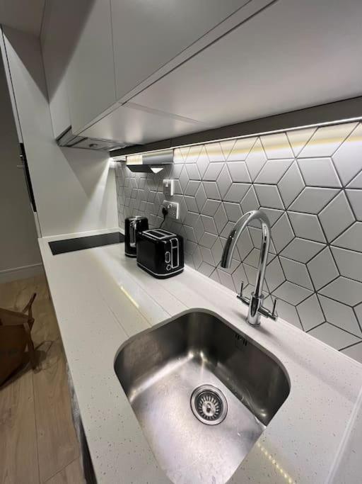 Luxx Apartment & Suites, London Heathrow Airport, Terminal 4, Piccadilly Underground Train Station Nearby! Hillingdon kerület Kültér fotó