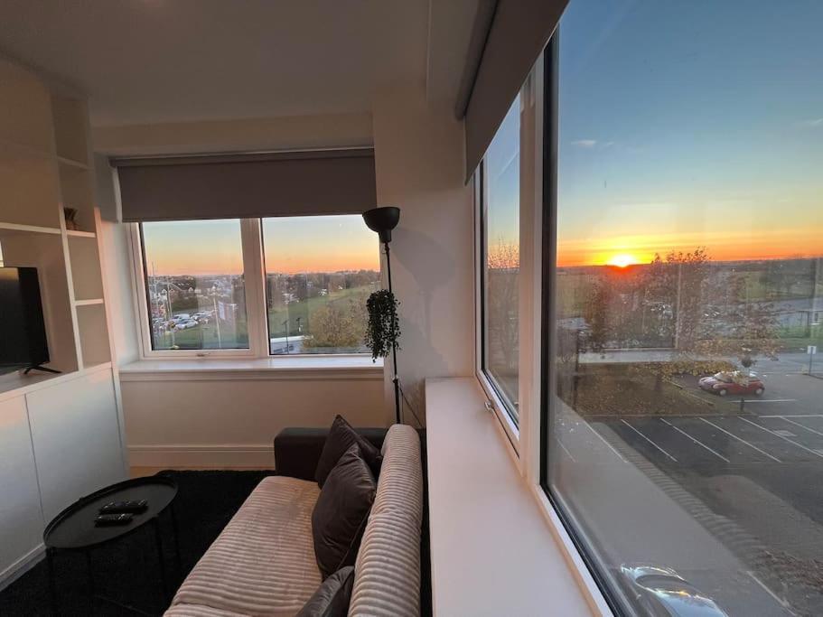 Luxx Apartment & Suites, London Heathrow Airport, Terminal 4, Piccadilly Underground Train Station Nearby! Hillingdon kerület Kültér fotó