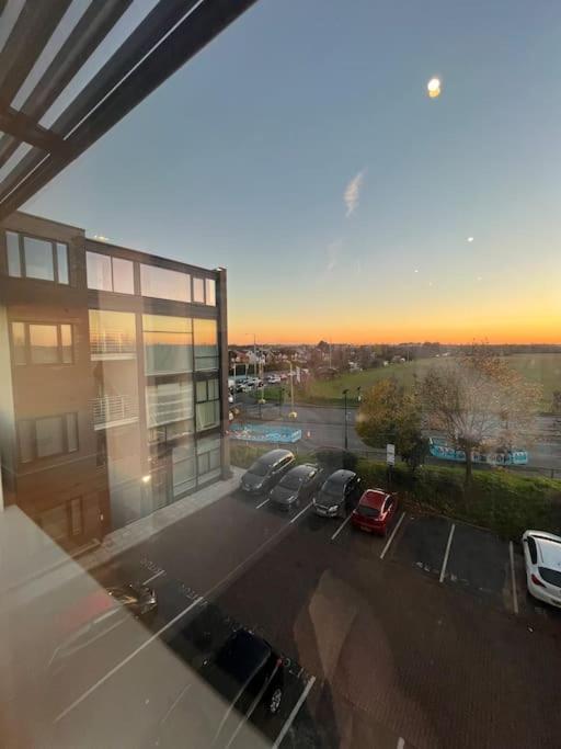 Luxx Apartment & Suites, London Heathrow Airport, Terminal 4, Piccadilly Underground Train Station Nearby! Hillingdon kerület Kültér fotó