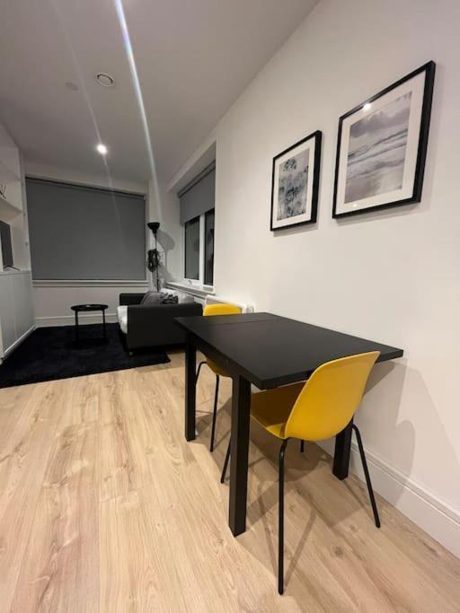 Luxx Apartment & Suites, London Heathrow Airport, Terminal 4, Piccadilly Underground Train Station Nearby! Hillingdon kerület Kültér fotó