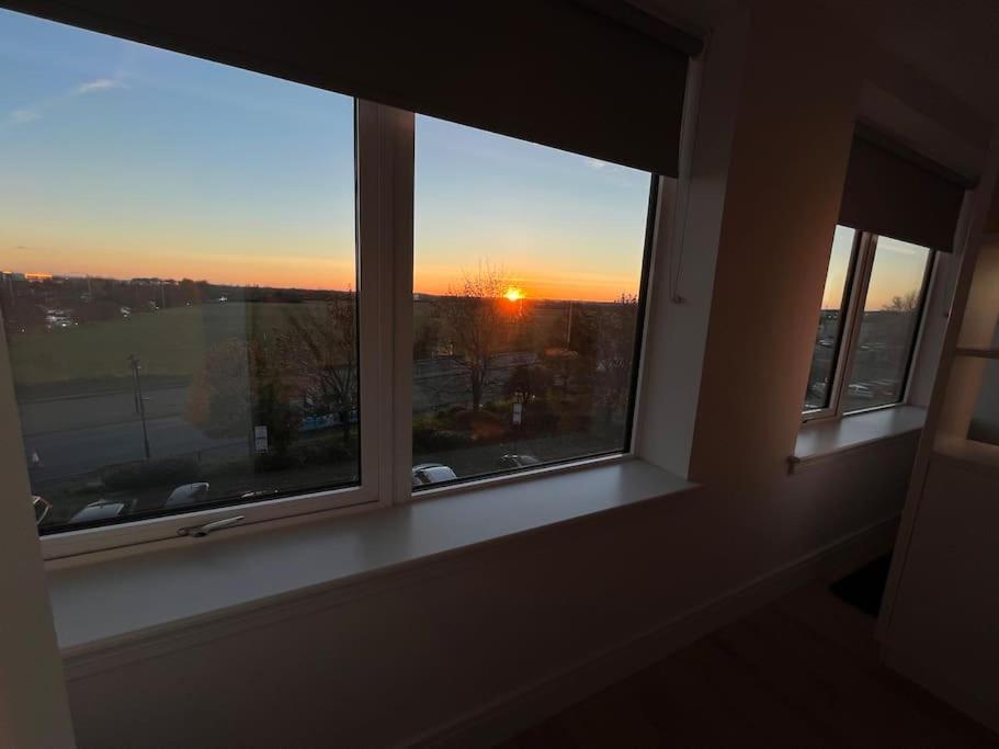 Luxx Apartment & Suites, London Heathrow Airport, Terminal 4, Piccadilly Underground Train Station Nearby! Hillingdon kerület Kültér fotó