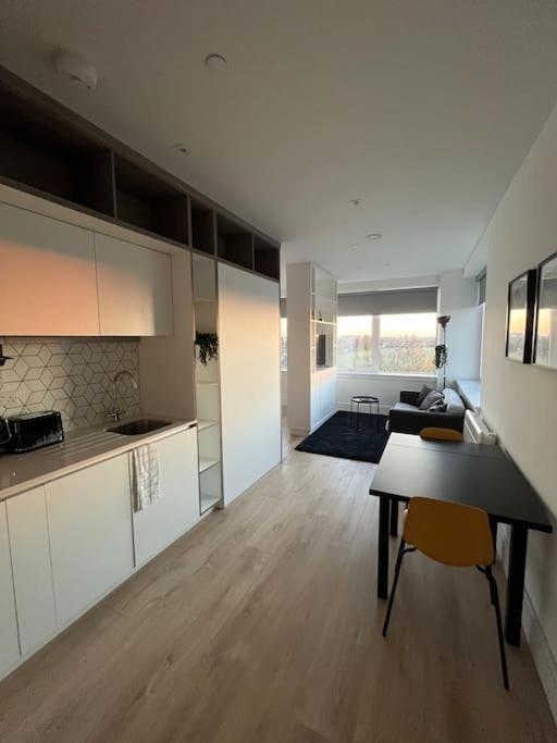 Luxx Apartment & Suites, London Heathrow Airport, Terminal 4, Piccadilly Underground Train Station Nearby! Hillingdon kerület Kültér fotó