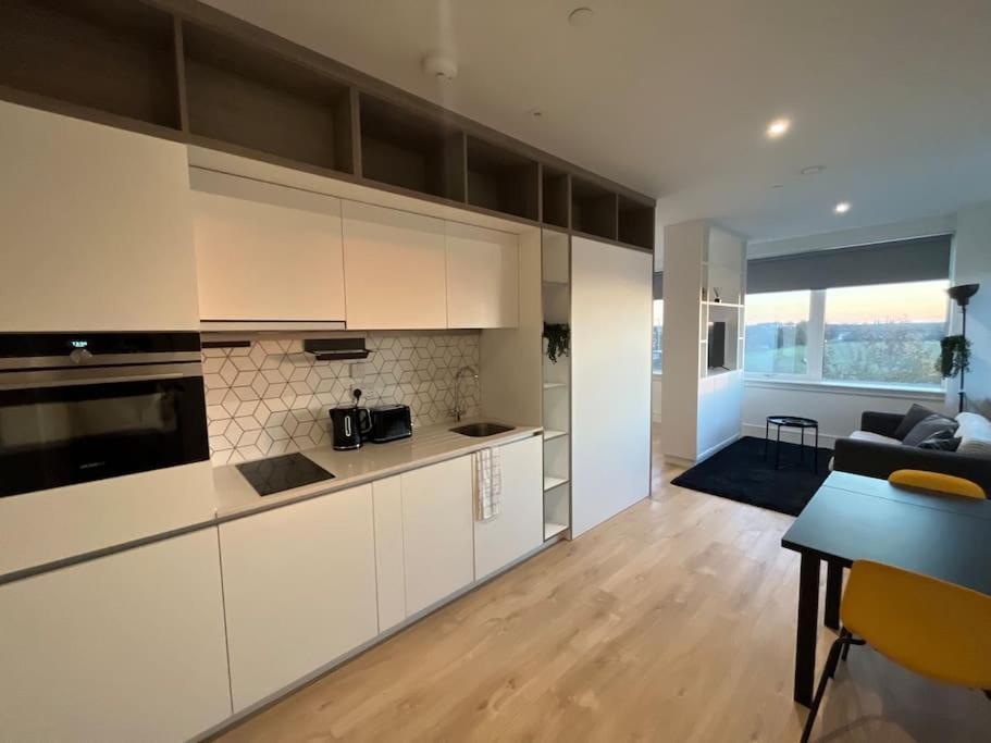 Luxx Apartment & Suites, London Heathrow Airport, Terminal 4, Piccadilly Underground Train Station Nearby! Hillingdon kerület Kültér fotó