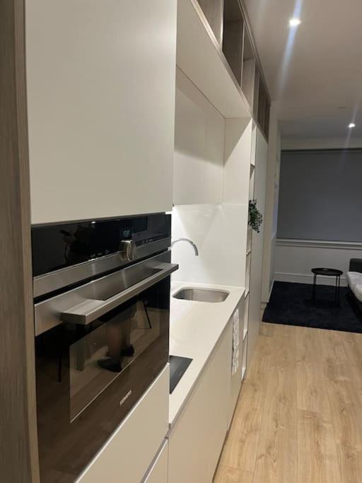 Luxx Apartment & Suites, London Heathrow Airport, Terminal 4, Piccadilly Underground Train Station Nearby! Hillingdon kerület Kültér fotó