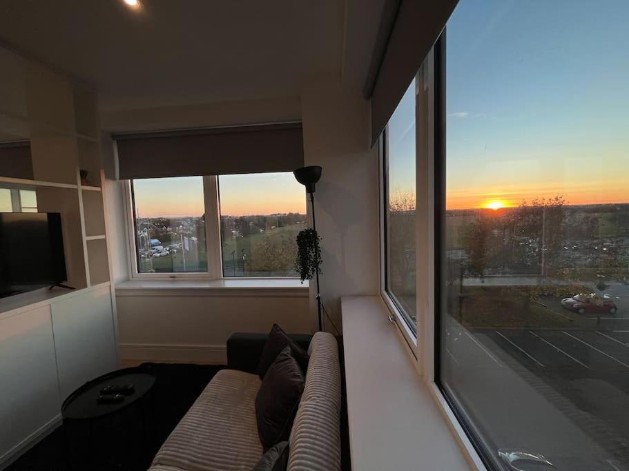 Luxx Apartment & Suites, London Heathrow Airport, Terminal 4, Piccadilly Underground Train Station Nearby! Hillingdon kerület Kültér fotó