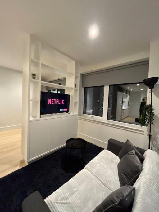 Luxx Apartment & Suites, London Heathrow Airport, Terminal 4, Piccadilly Underground Train Station Nearby! Hillingdon kerület Kültér fotó