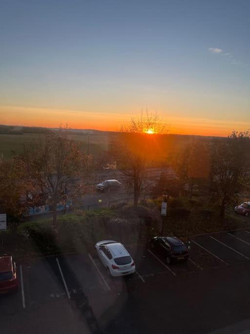 Luxx Apartment & Suites, London Heathrow Airport, Terminal 4, Piccadilly Underground Train Station Nearby! Hillingdon kerület Kültér fotó