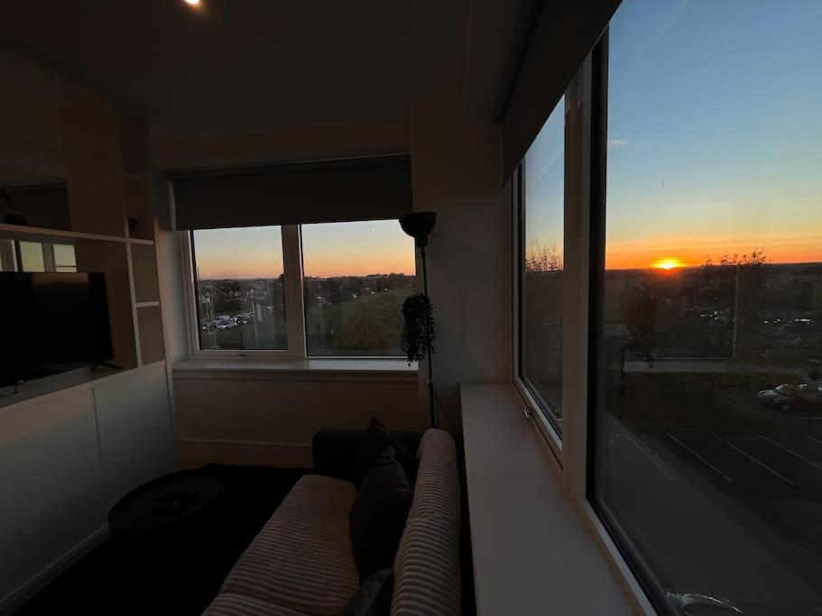 Luxx Apartment & Suites, London Heathrow Airport, Terminal 4, Piccadilly Underground Train Station Nearby! Hillingdon kerület Kültér fotó