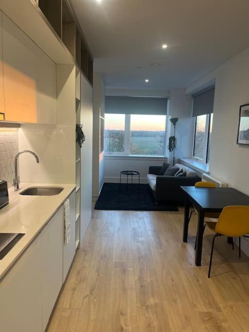 Luxx Apartment & Suites, London Heathrow Airport, Terminal 4, Piccadilly Underground Train Station Nearby! Hillingdon kerület Kültér fotó