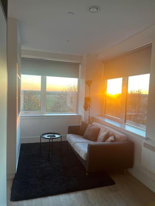 Luxx Apartment & Suites, London Heathrow Airport, Terminal 4, Piccadilly Underground Train Station Nearby! Hillingdon kerület Kültér fotó