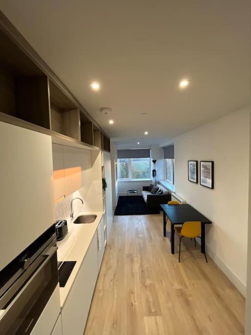 Luxx Apartment & Suites, London Heathrow Airport, Terminal 4, Piccadilly Underground Train Station Nearby! Hillingdon kerület Kültér fotó