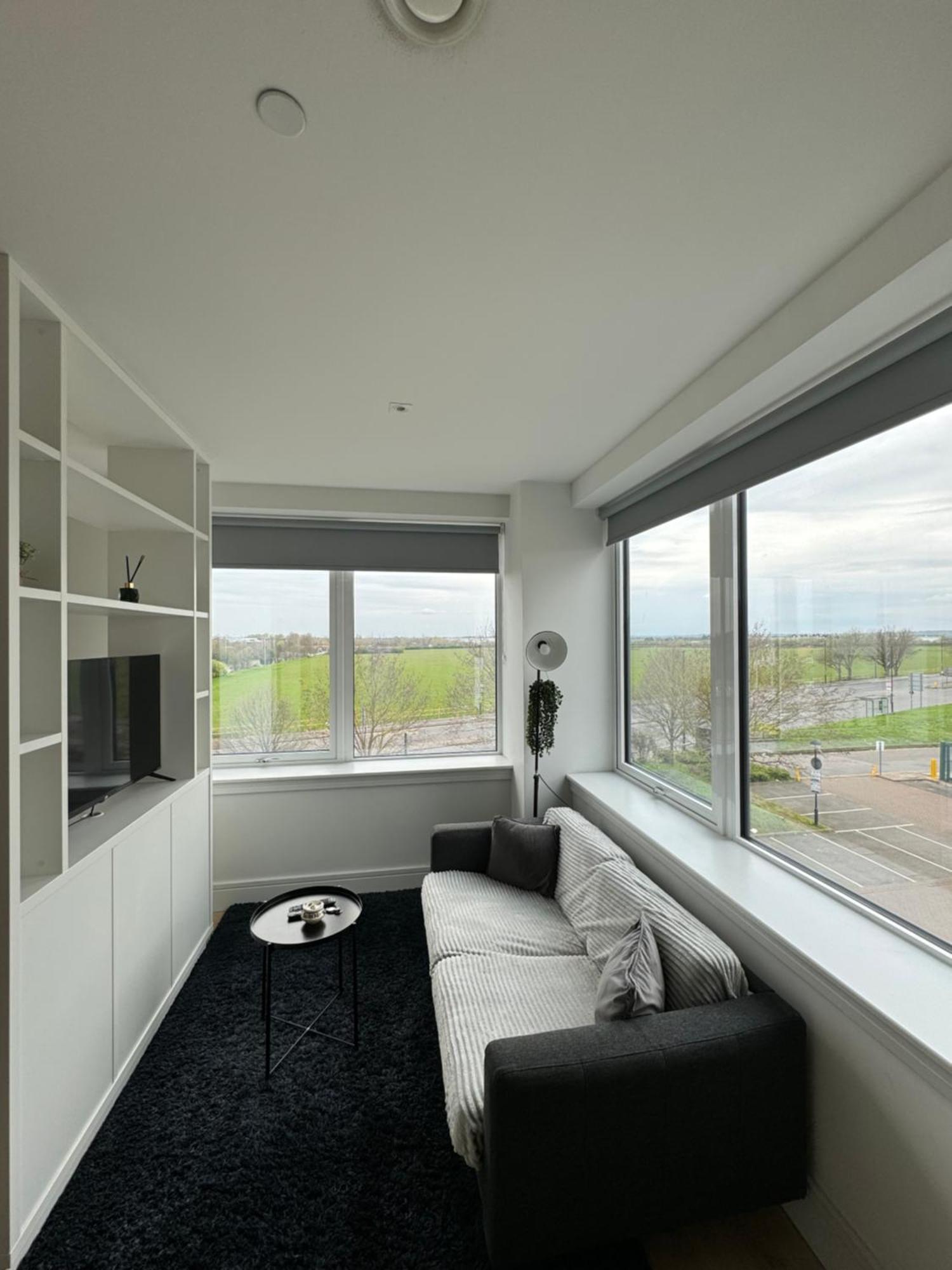 Luxx Apartment & Suites, London Heathrow Airport, Terminal 4, Piccadilly Underground Train Station Nearby! Hillingdon kerület Kültér fotó