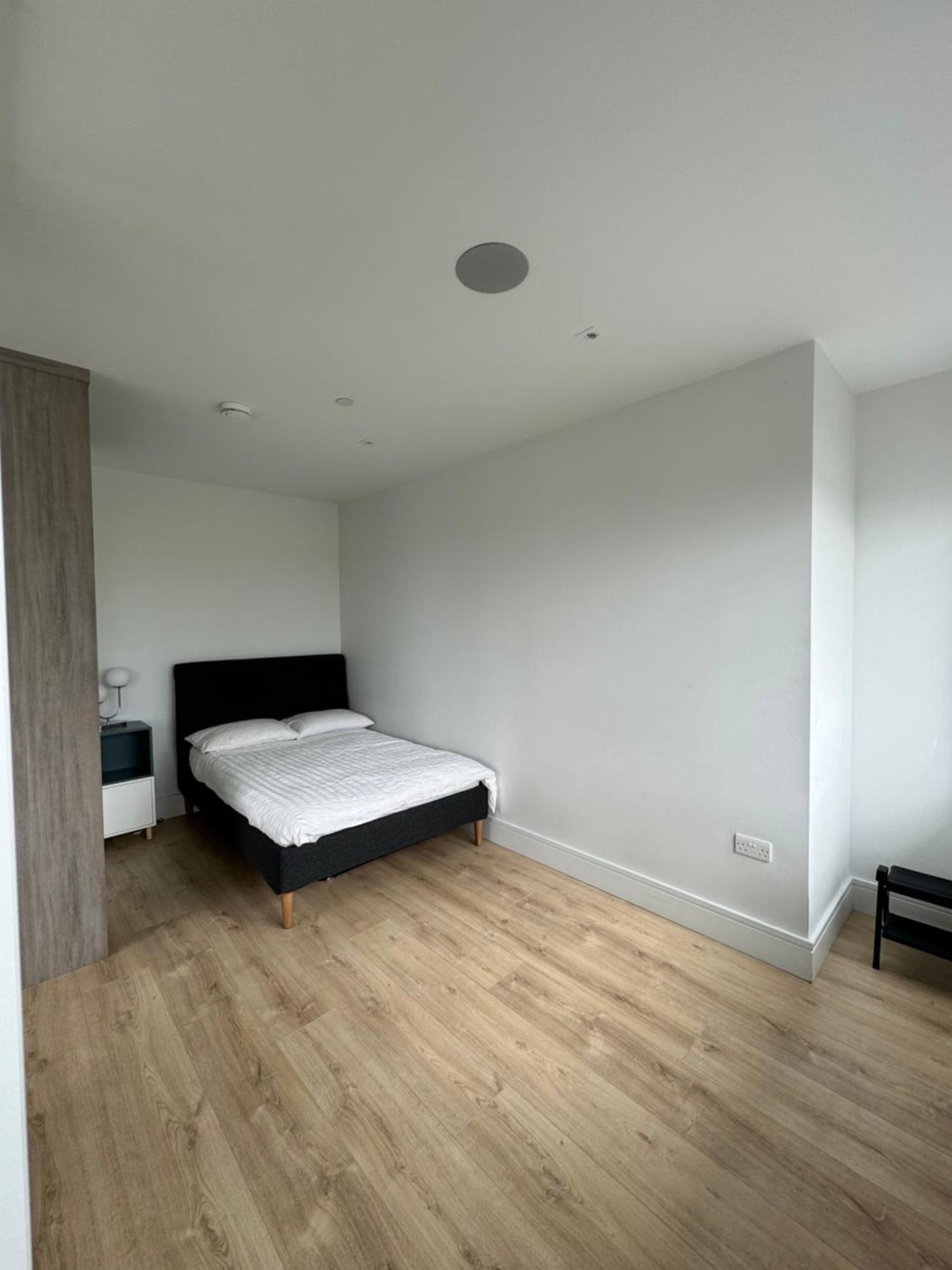 Luxx Apartment & Suites, London Heathrow Airport, Terminal 4, Piccadilly Underground Train Station Nearby! Hillingdon kerület Kültér fotó