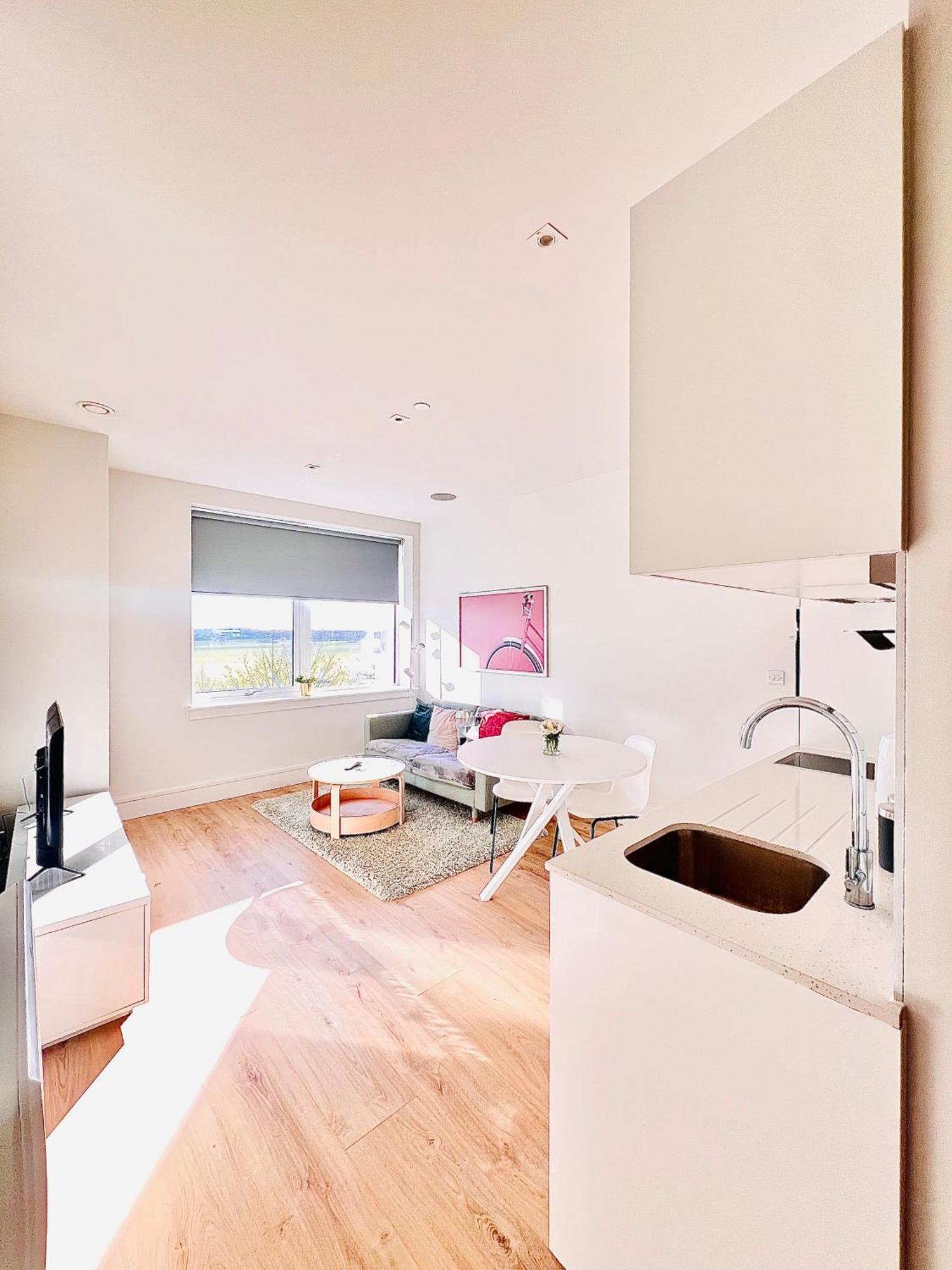 Luxx Apartment & Suites, London Heathrow Airport, Terminal 4, Piccadilly Underground Train Station Nearby! Hillingdon kerület Kültér fotó