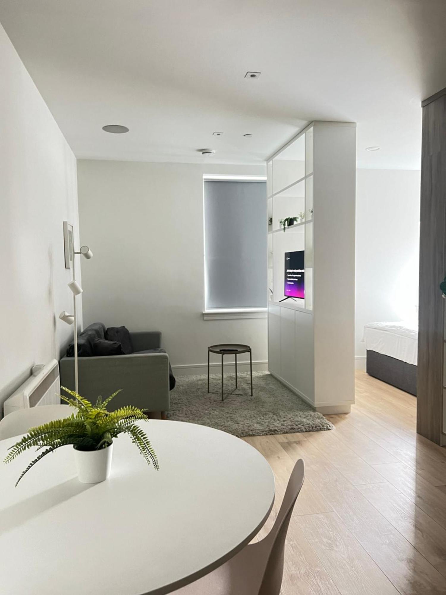 Luxx Apartment & Suites, London Heathrow Airport, Terminal 4, Piccadilly Underground Train Station Nearby! Hillingdon kerület Kültér fotó